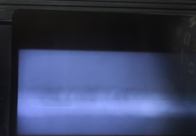 大神們，底片根部熔合線位置白色影像是什么？