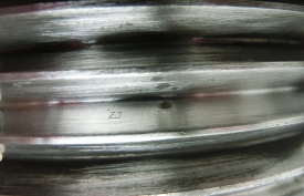 螺栓柱螺牙上的孔