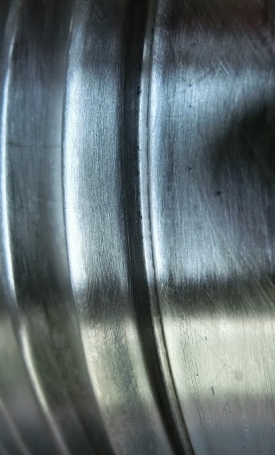 螺栓柱上的縱向裂紋